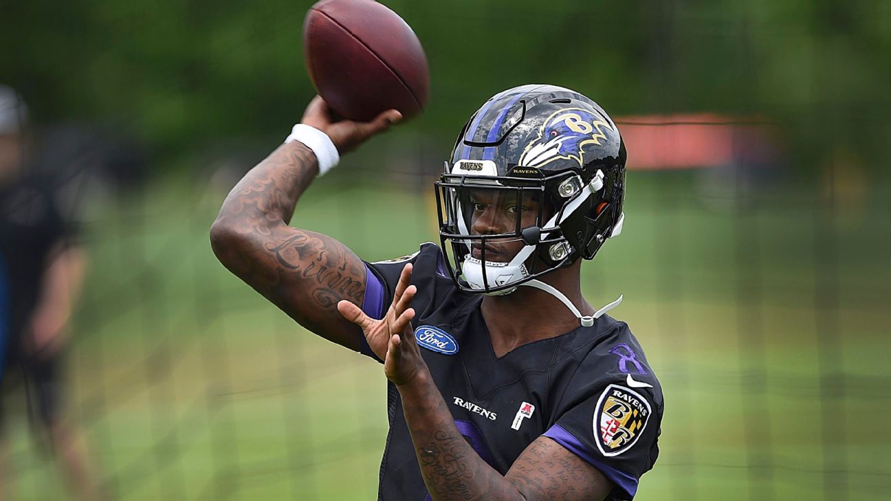 Photo: Ravens' QB Lamar Jackson hands off to Gus Edwards during an