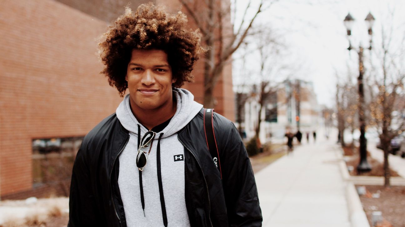 Video: Browns Isaac Rochell shows fans his signing day experience