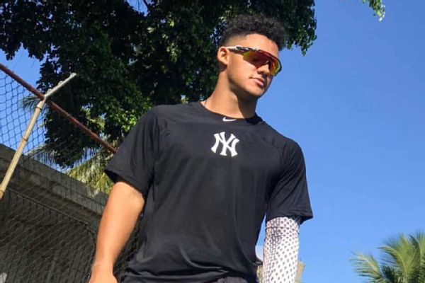 Yanks' prospect Dominguez, 18, makes pro debut