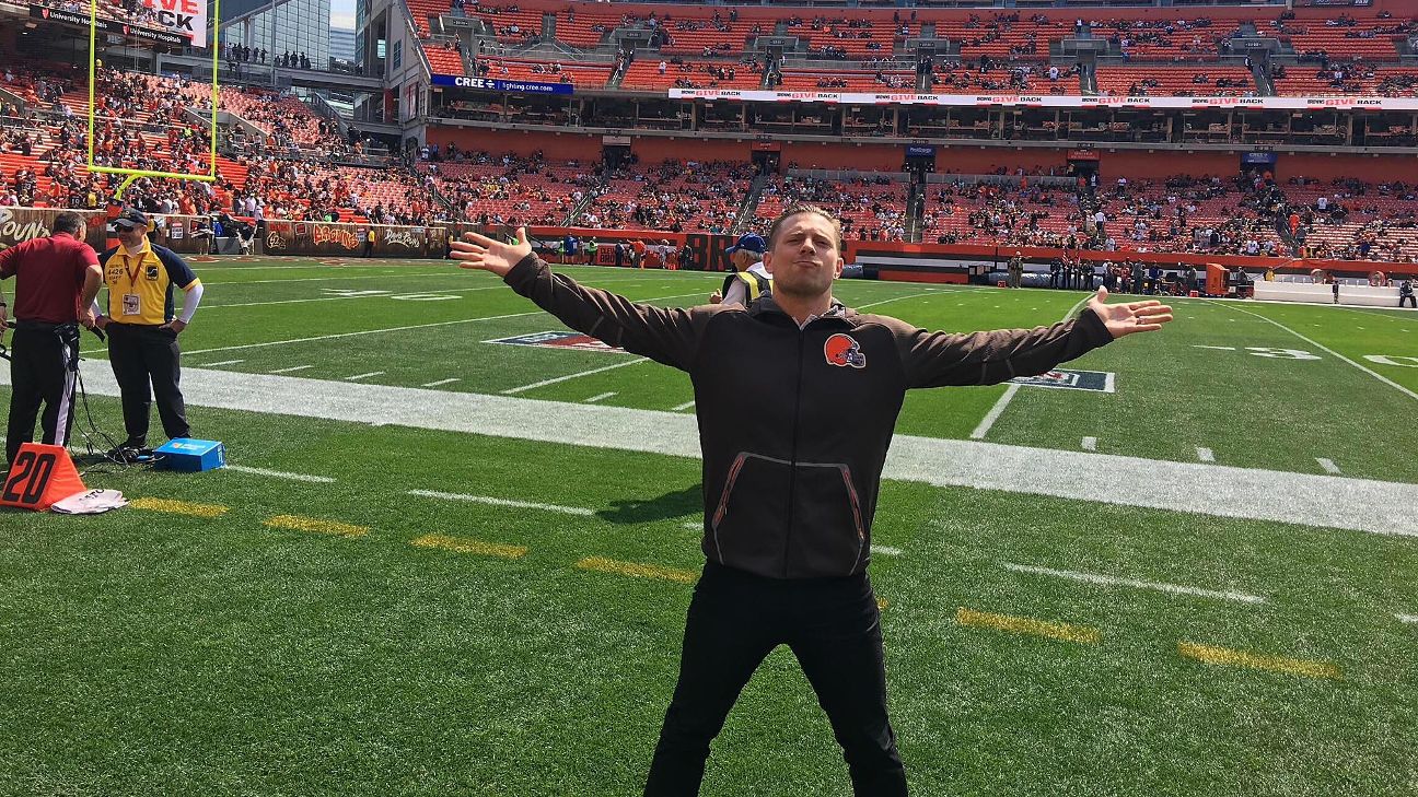 Browns' crowded bandwagon includes superfan wrestling stars - ESPN - Cleveland  Browns Blog- ESPN