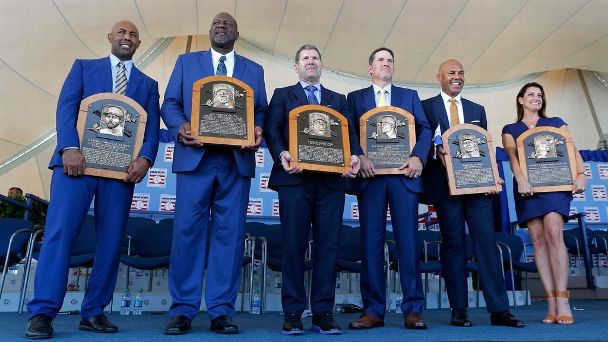 Mussina thanks friends, family and teammates in Hall of Fame speech