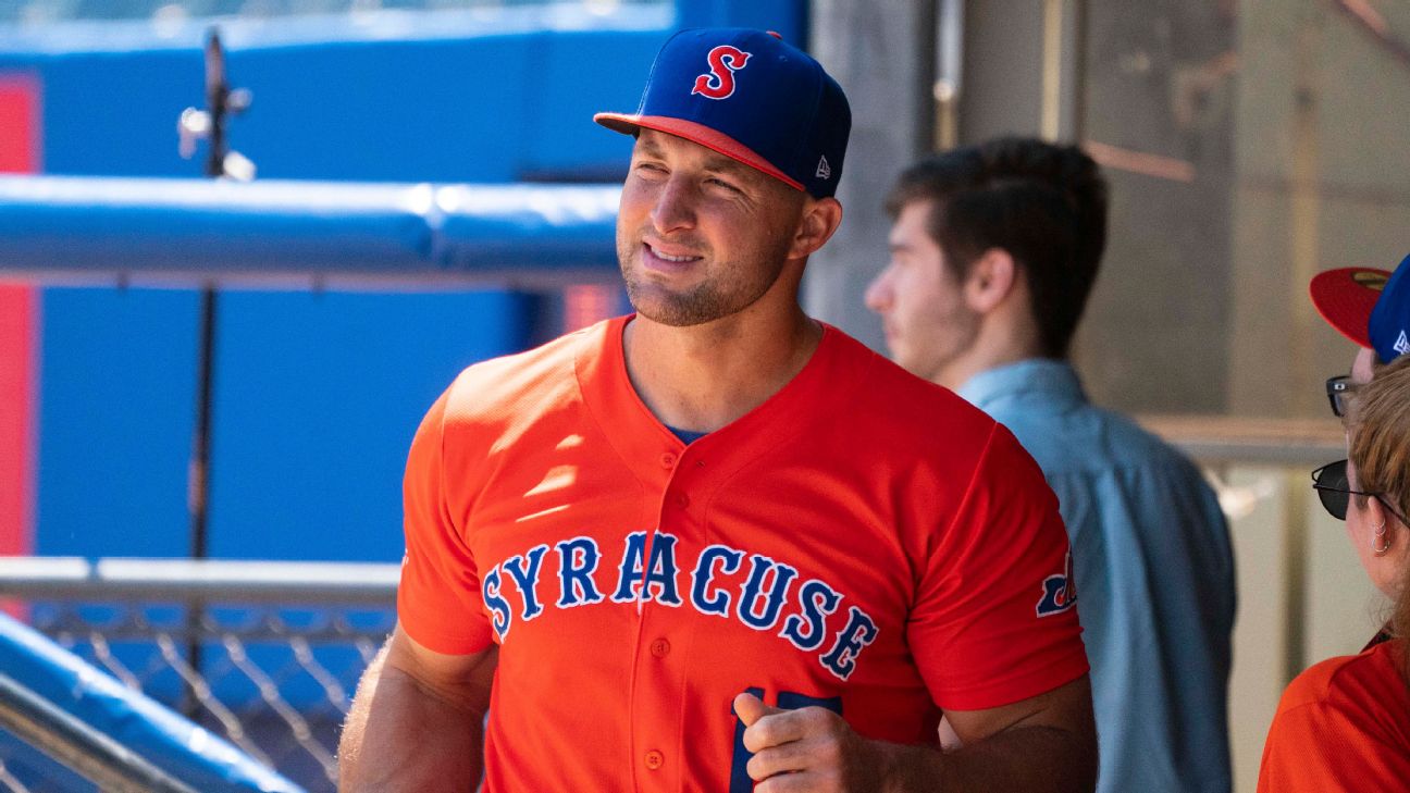 Reports Tebow done season with cut hand