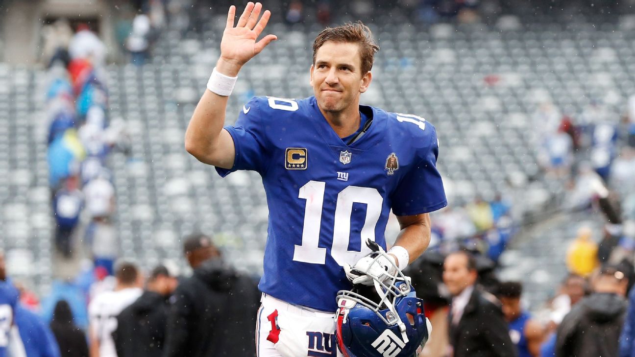 New York Giants quarterbacks Eli Manning and Kurt Warner celebrate