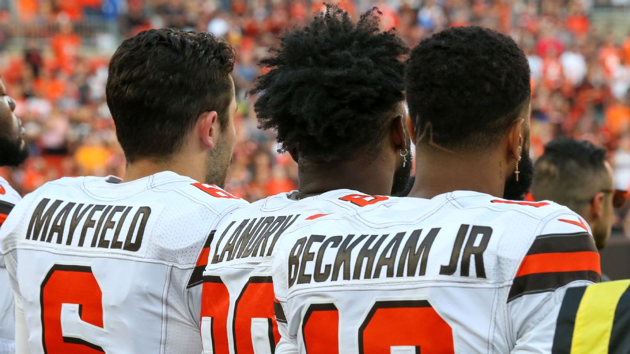 Browns, Bengals stand united during pre-game anthem