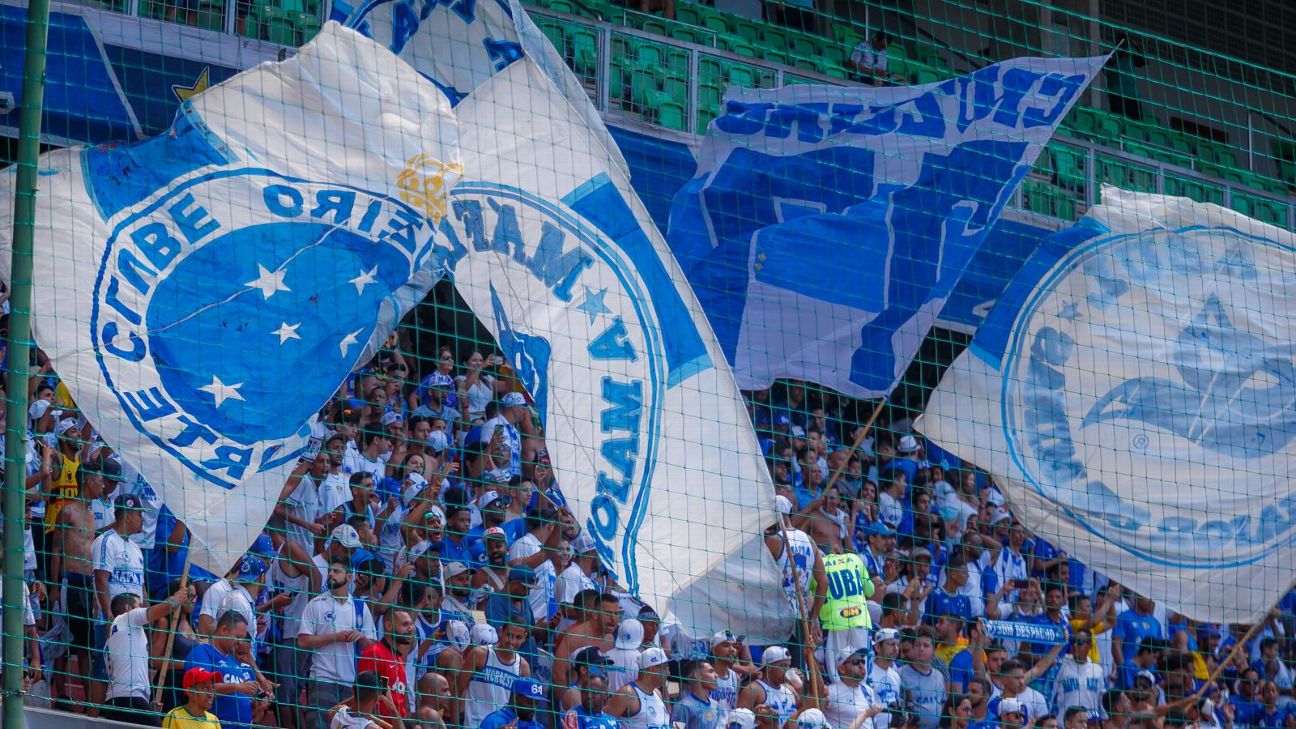 Torcida do Cruzeiro protesta no CT do clube e ameaça jogadores. Vídeo