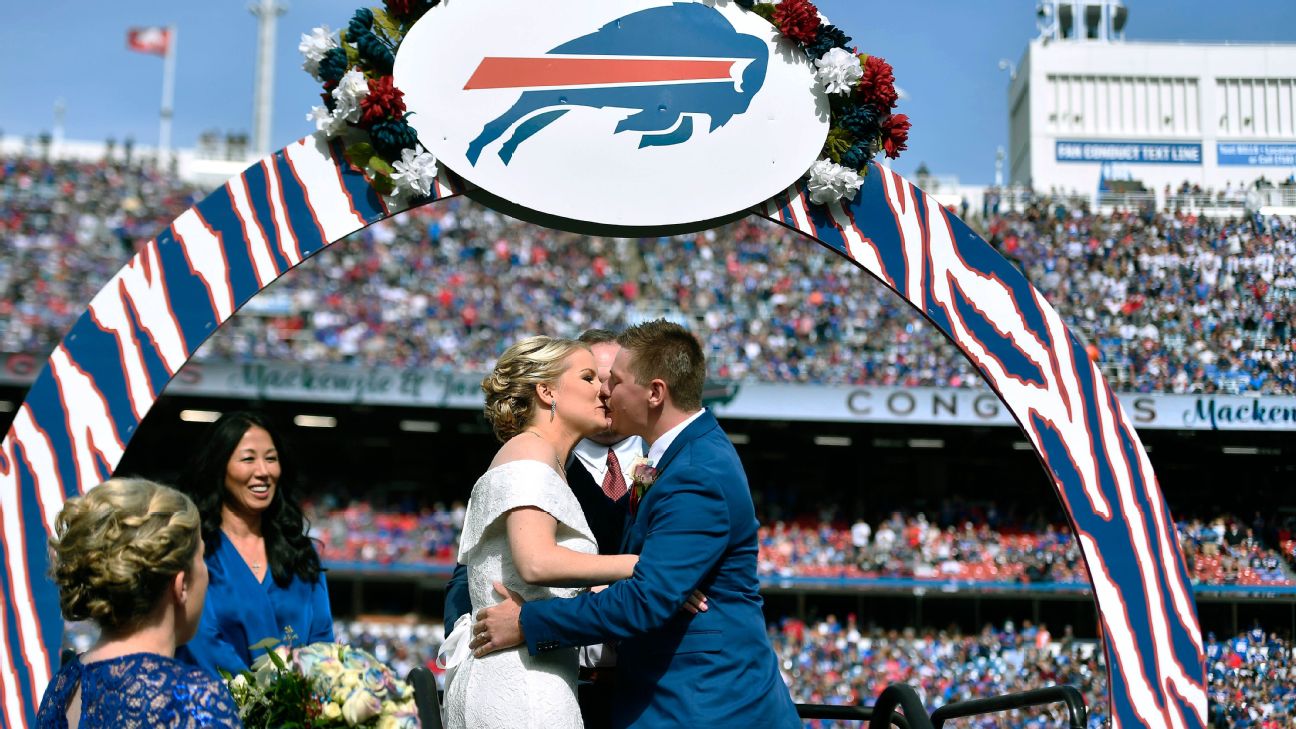 Couple gets married at halftime of Buffalo Bills game in NFL wedding