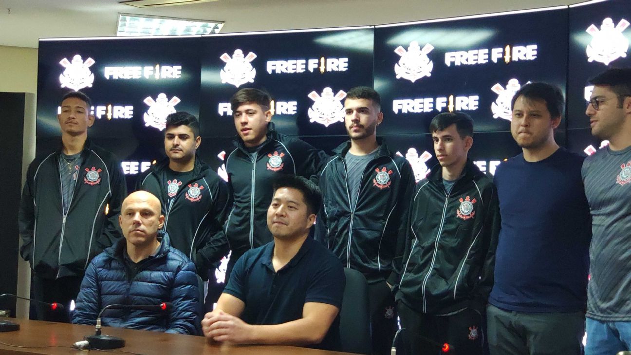 Elenco do Corinthians campeão mundial de Free Fire termina em