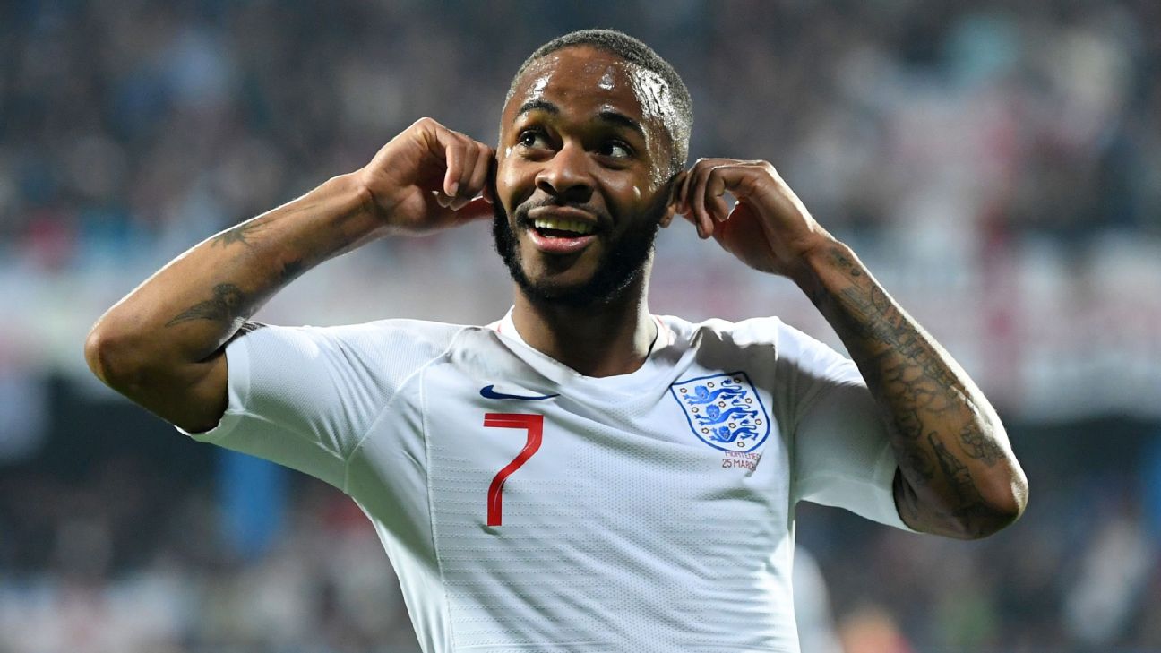 Time de futebol da inglaterra, liverpool. um homem negro com um sorriso em  um uniforme de futebol com uma bola. vetor