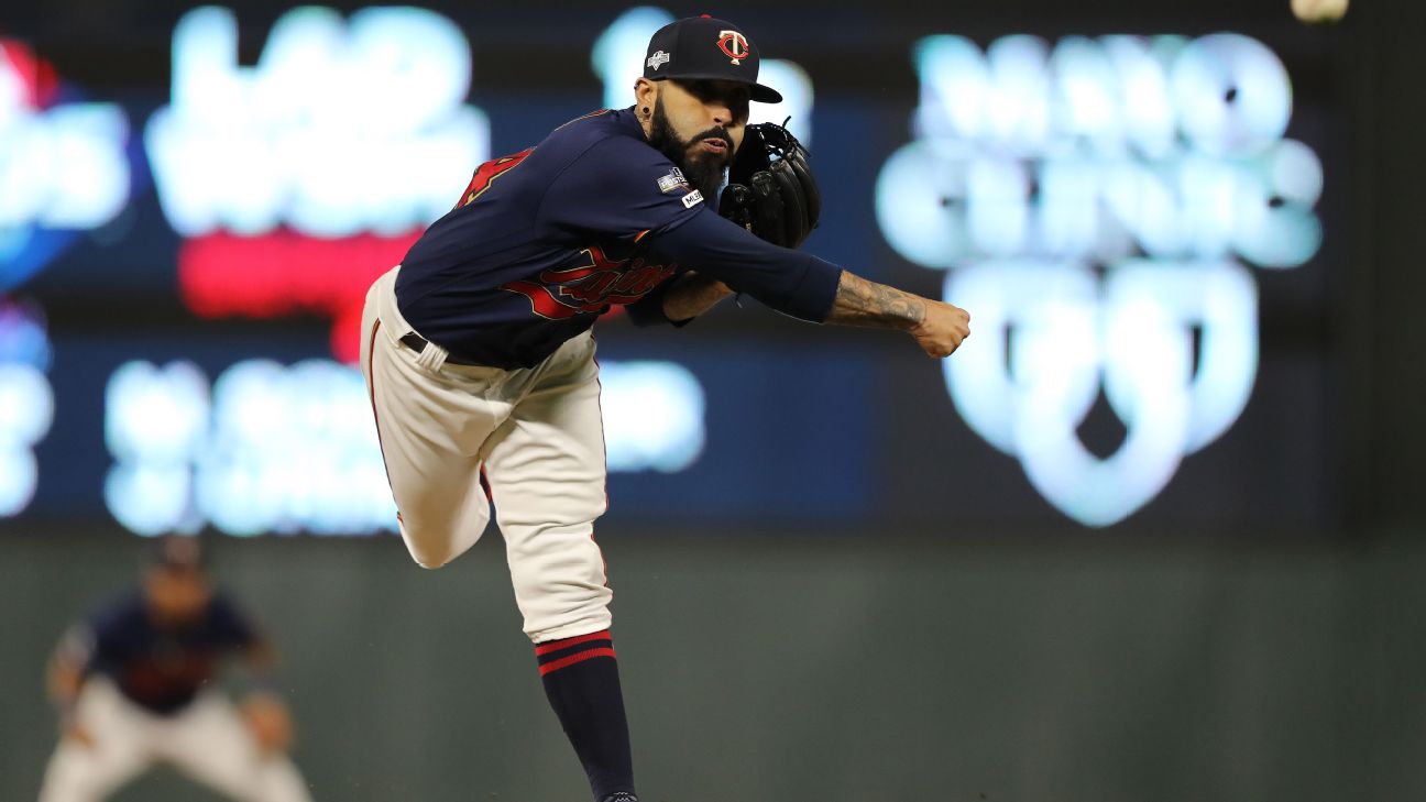 Mariners Sign Sergio Romo To Major League Contract