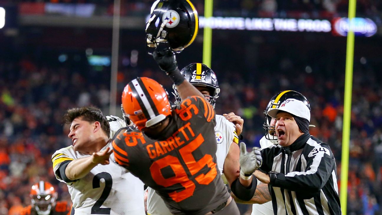 Browns' Myles Garrett Faces Suspension for Hitting Steelers Quarterback  With Helmet - The New York Times