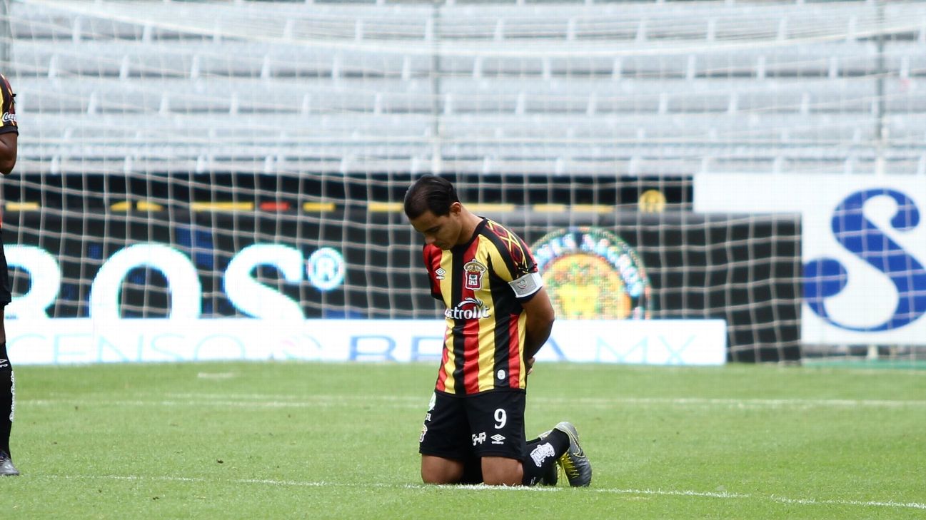 Omar Bravo rinde tributo a Vergara previo al Leones Negros vs. Zacatepec