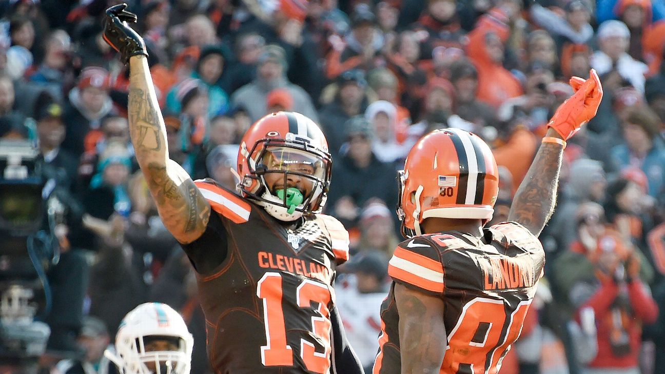 Browns fans hit a Mason Rudolph piñata before the game - Los