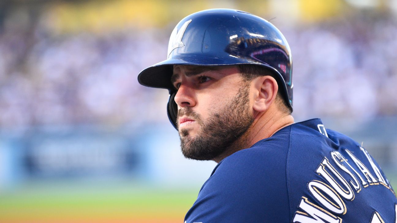 Mike Moustakas contract: Brewers re-sign infielder to 1-year deal