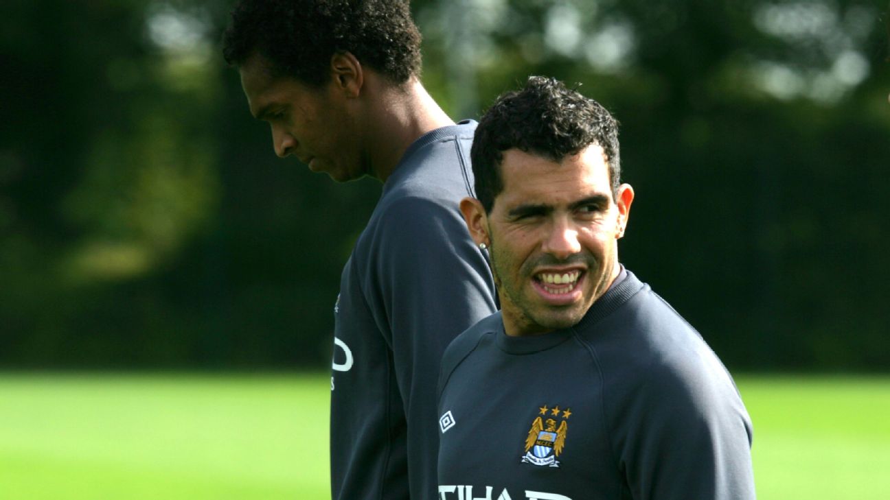 Jô revela como o capitão Tevez dava broncas no Manchester City sem saber falar inglês