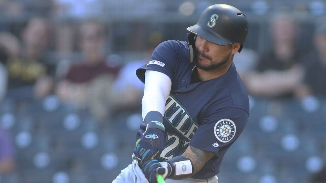 Mariners trade C Narvaez to Brewers for prospect, draft pick