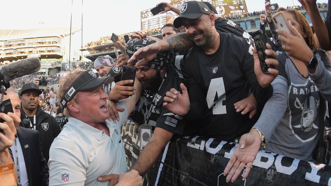 Raiders great Gene Upshaw gives a hand to Jim Otto and his son Jim News  Photo - Getty Images