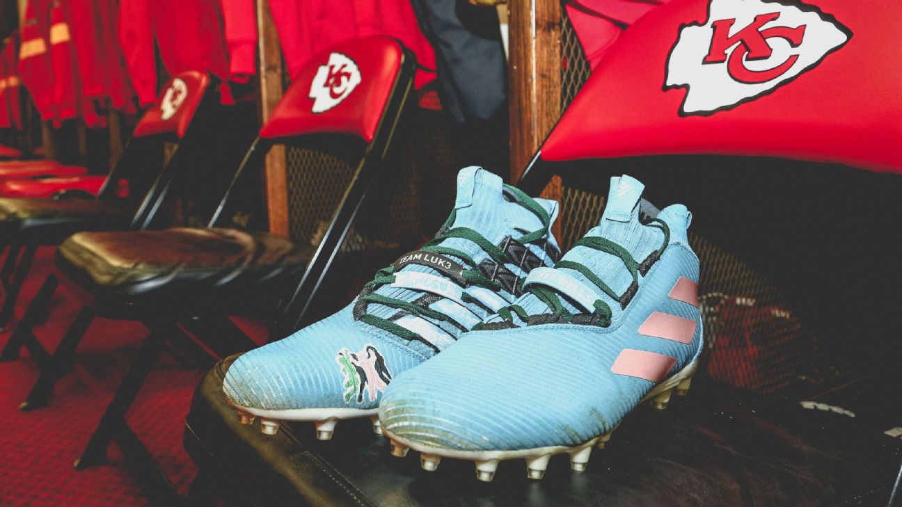 Kansas City Chiefs quarterback Patrick Mahomes wears red cleats