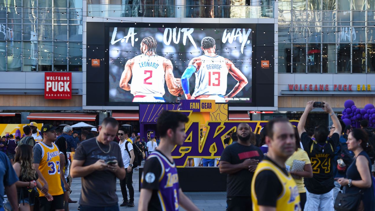 How the Lakers and Clippers rule Staples Center in their own ways