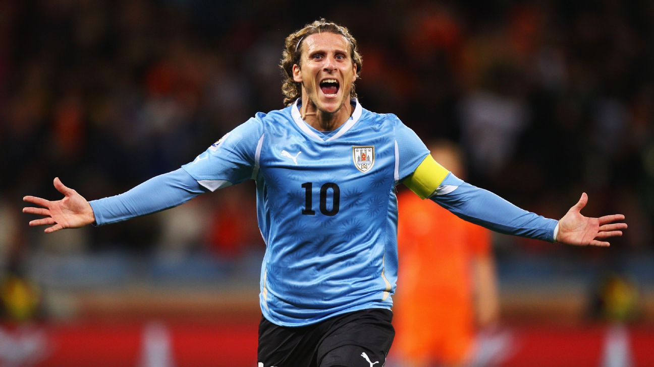 Melhor jogador da Copa de 2010, Forlán, aos 39 anos, pode assinar