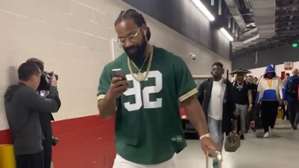 Za'Darius Smith rocking Reggie White jersey on the way to SF