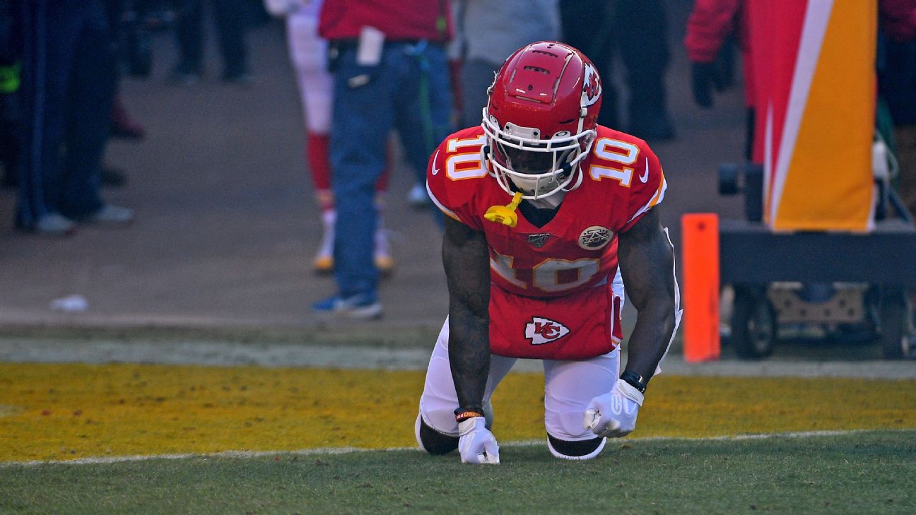 Tyreek Hill pretends to urinate on field during pregame intros