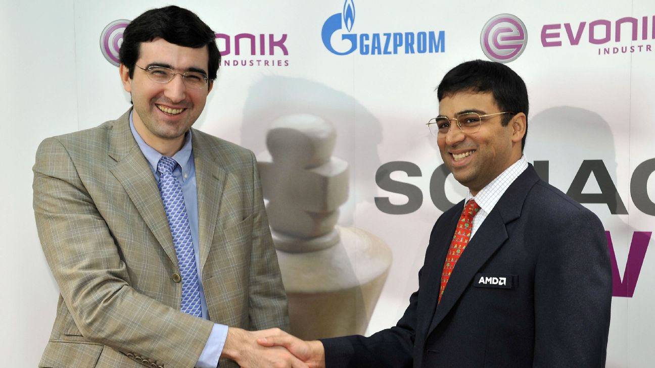 Viswanathan Anand (R, India) and Vladimir Kramnik (L, Russia) are pictured  during a press conference after the tenth match of the World Chess  Championship 2008 at 'Bundeskunsthalle' in Bonn, Germany, 27 October