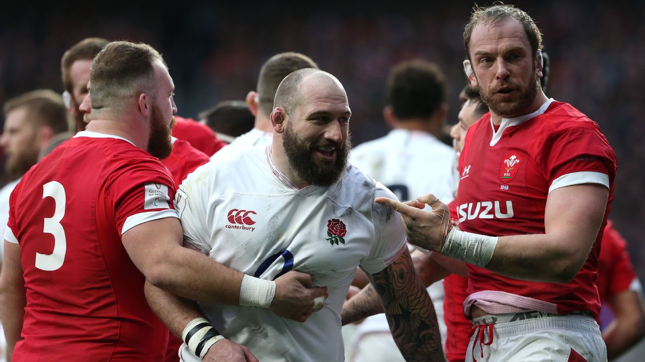 Jogador de rugby que corre com a bola