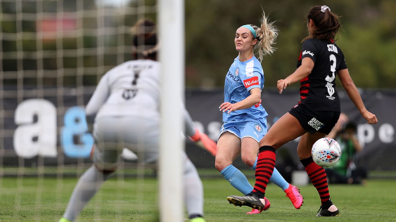 Ellie Carpenter of Melbourne City crosses the ball into box Ellie Carpenter of Melbourne City crosses the ball into box