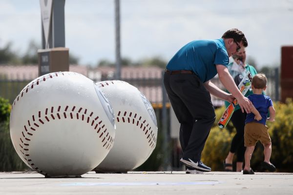 Dodgers start as title faves; Mets drive wagering