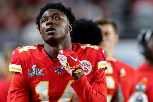 WR Watkins remains out as Chiefs open playoffs