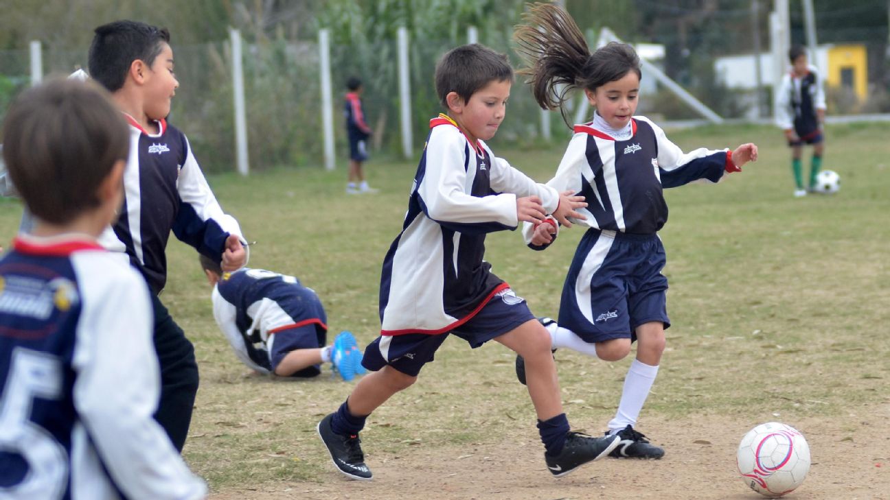 Latino Hispano Niño De 8 Años Juega Con Una Pelota De Fútbol Muy