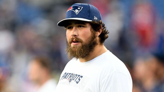 Sources  Patriots sign C Andrews to 1-year ext 