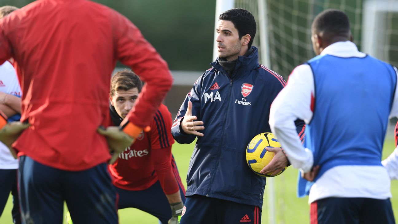 Mikel Arteta addresses Arsenal players during training.