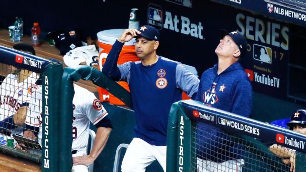 Astros fans team up in epic game of catch to return dropped hat at World  Series parade - ABC7 Chicago