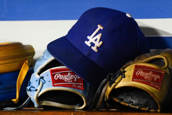 Dodgers hat & glove [600x400]