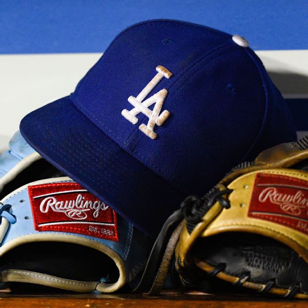 Dodgers hat & glove [600x600]