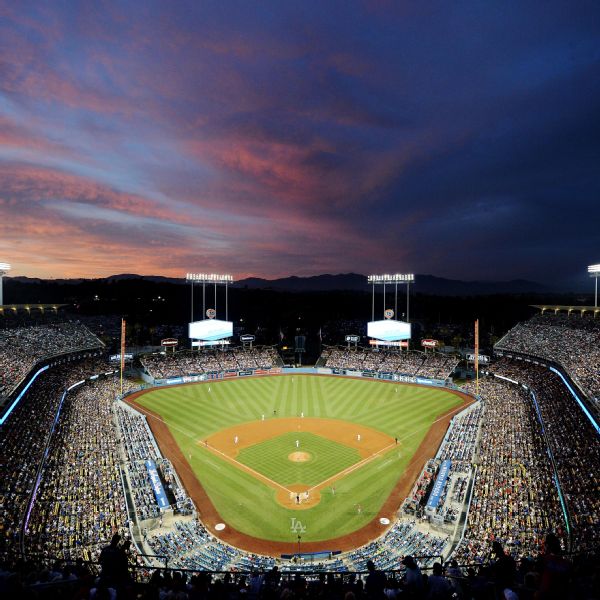 Dodger Stadium workers threatening to strike