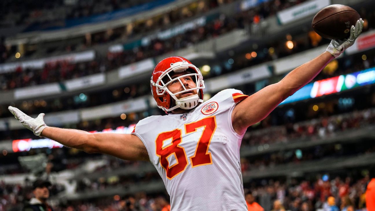 Kelce, Chiefs rally from 17-point deficit to take down Raiders - ESPN