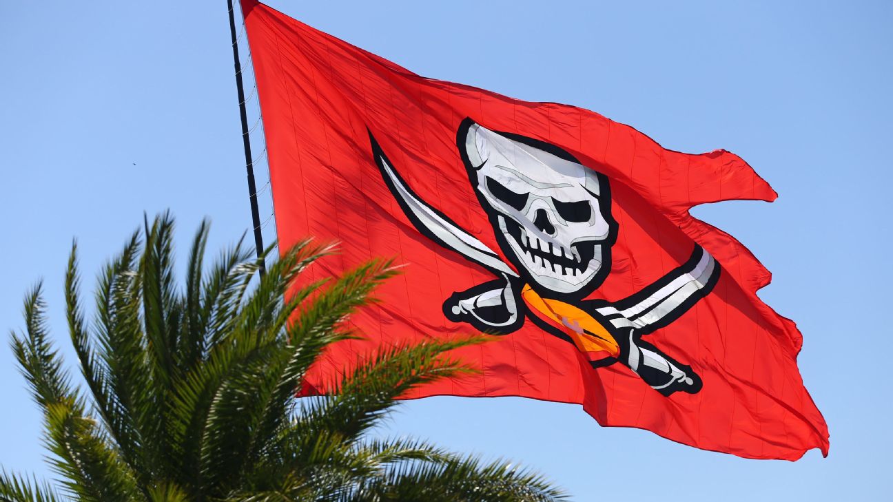 Tampa Bay Buccaneers' A.Q. Shipley may have suffered 'career-ending' neck  injury, NFL News