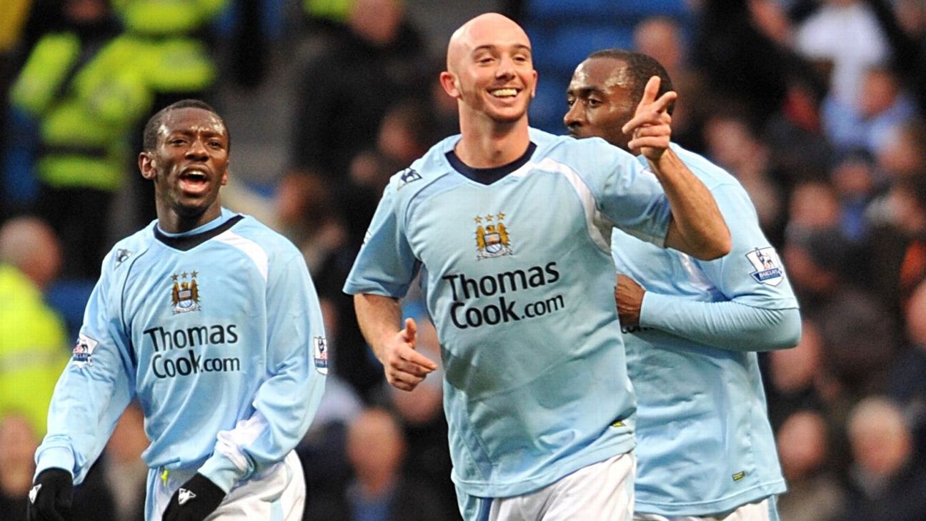 Manchester City's Stephen Ireland (centre) celebrates scoring his sides first goal with teammates Shaun Wright-Phillips (l) and Darius Vassell 