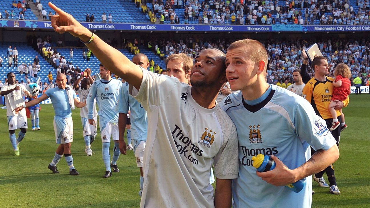 Manchester City's De Souza Robinho and Vladimir Weiss look up into the crowd during the lap of honour after the final whistle