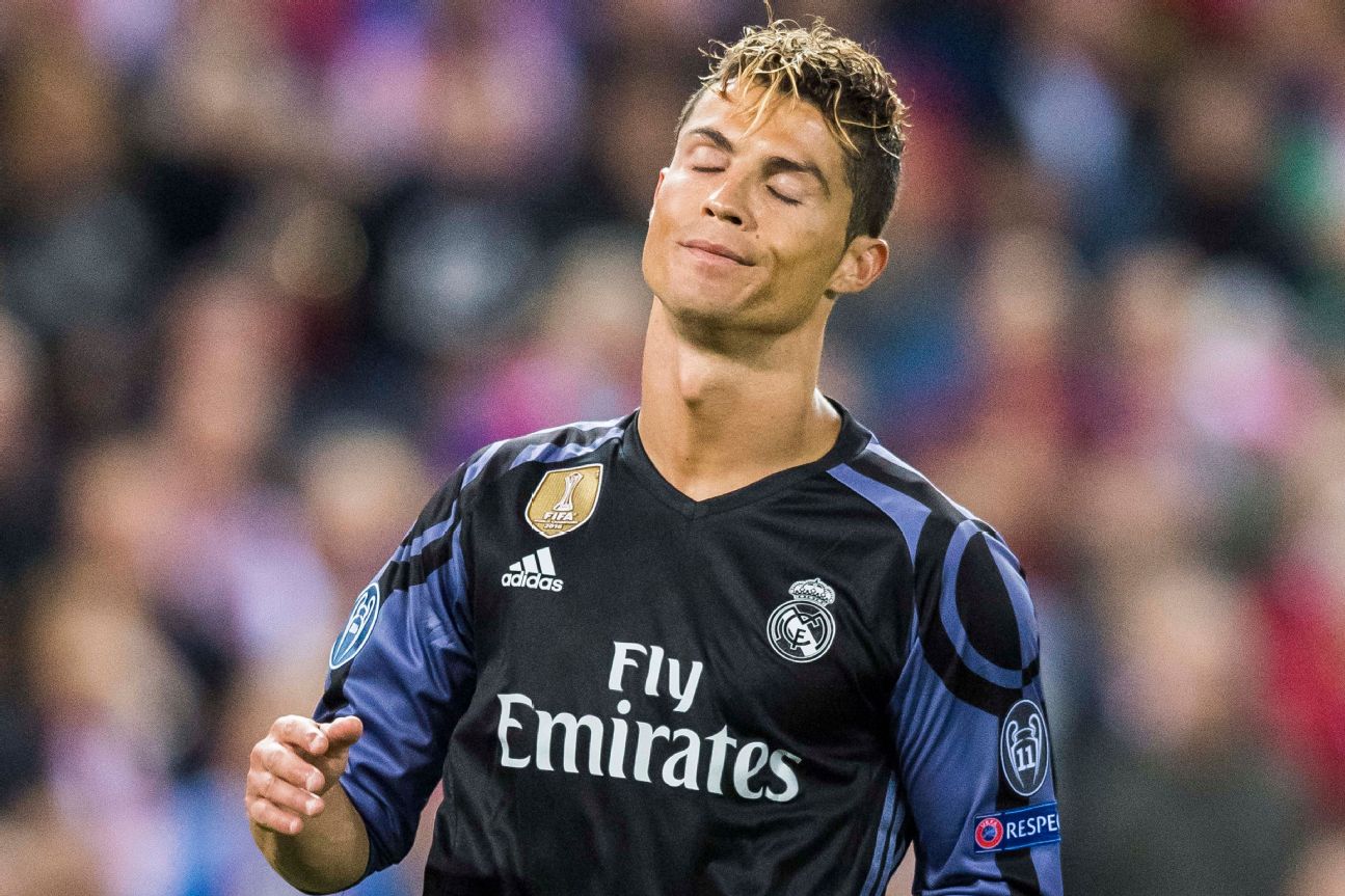 Cristiano Ronaldo bổ sung đầu cạo trọc để tết tóc thắt bím và nhuộm 