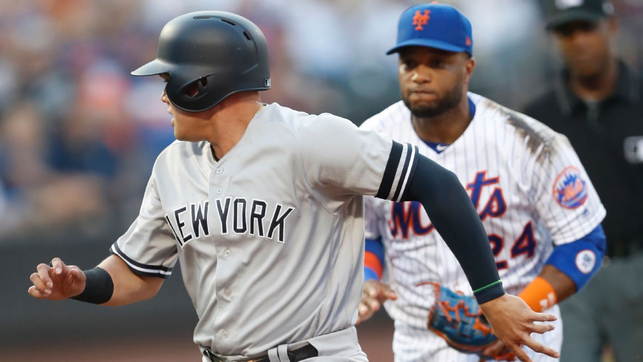 Andrew Velázquez anoche en el CitiField en el aniversario 9-11 #Yankees  #NewYork #NYPD #NeverForget #MLB