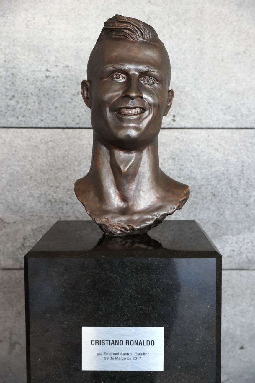 ronaldo statue nike