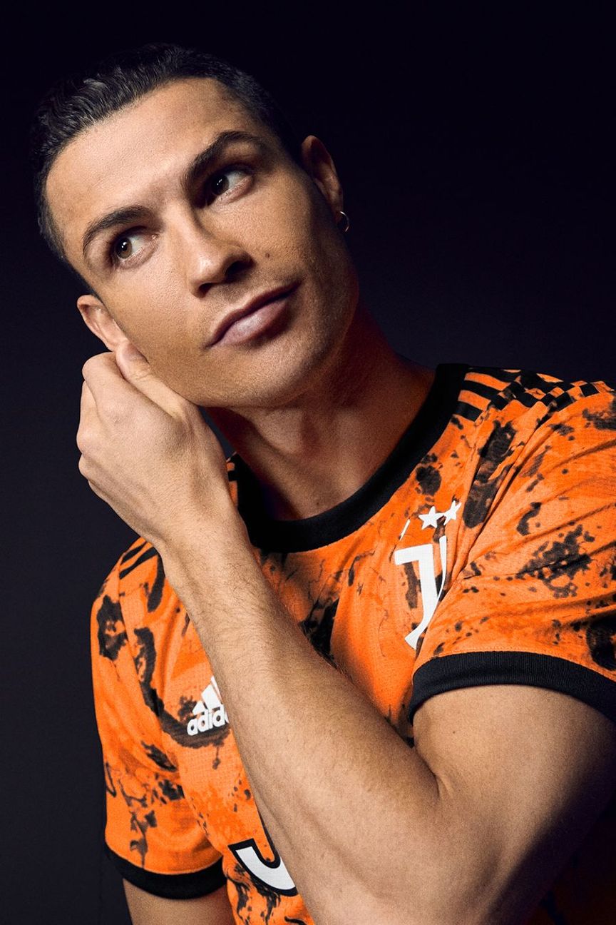 Cristiano Ronaldo unveils Juventus' 'bold orange' third kit for 2020-21 -  ESPN