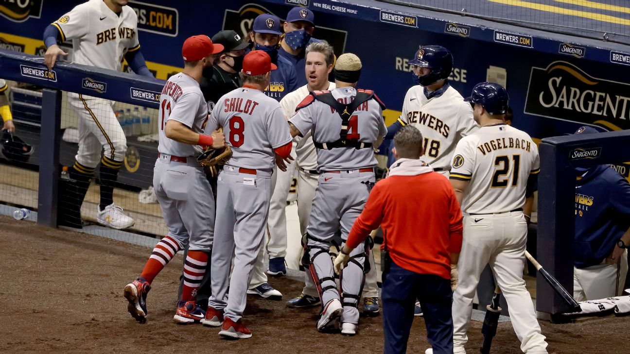 Craig Counsell ejected in Brewers' loss to Giants