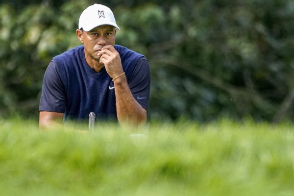 Tiger ends erratic 1st round with double bogey