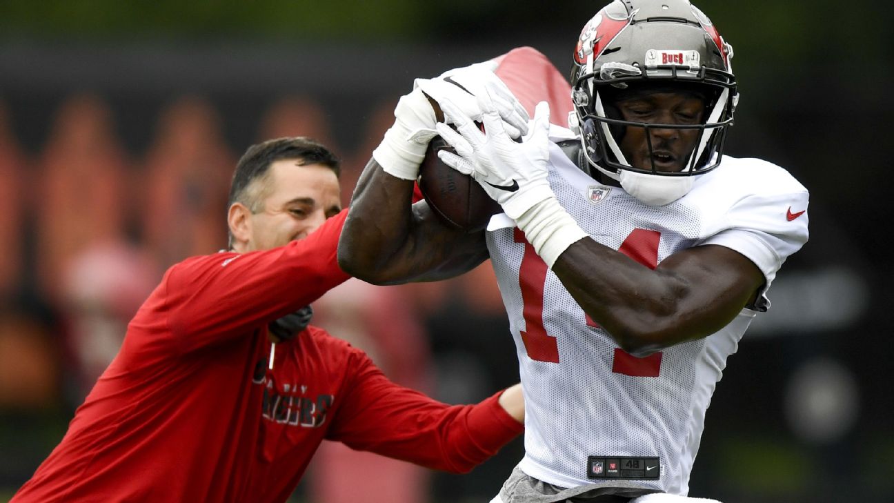 Bucs receiver Chris Godwin out with fractured finger