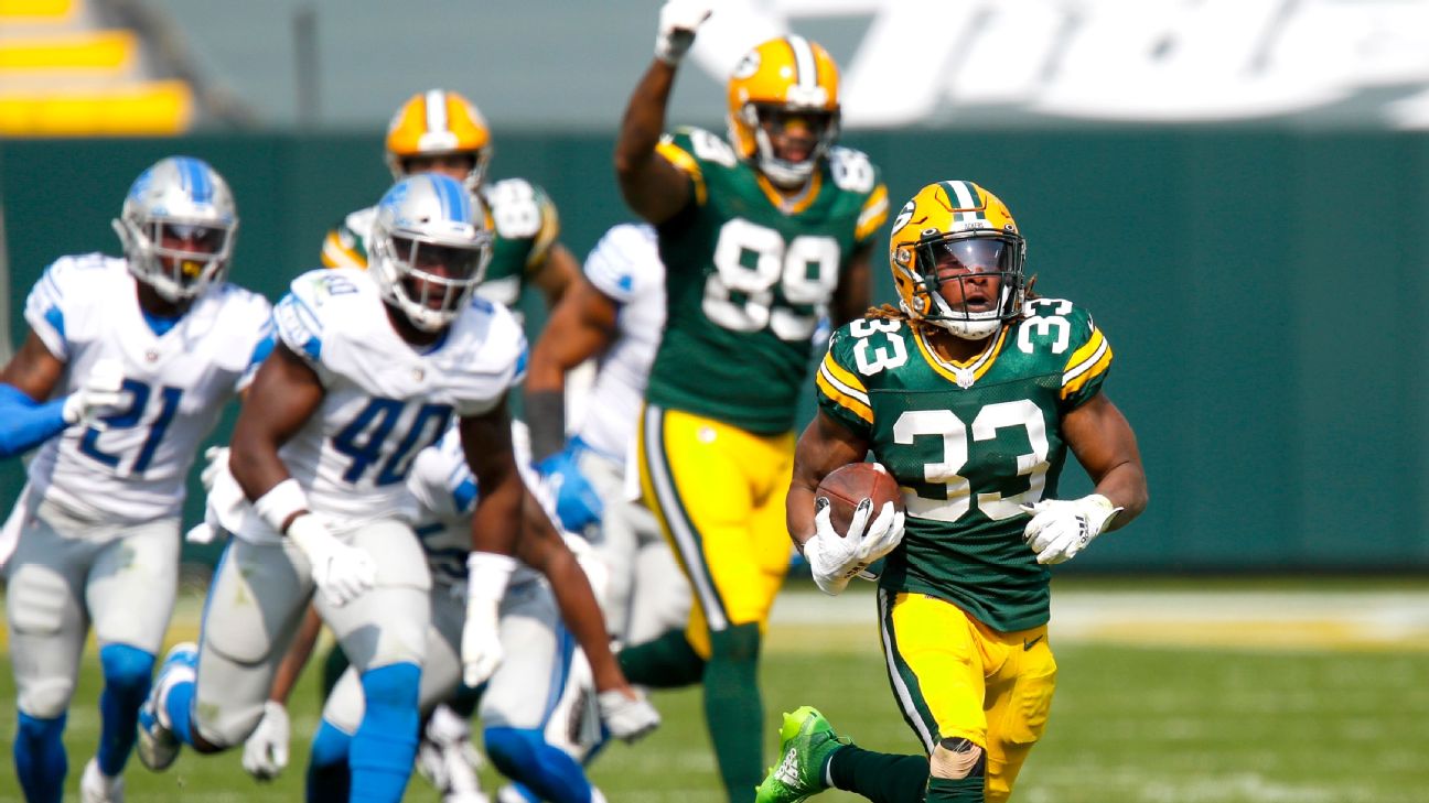 Green Bay Packers running back Aaron Jones (33) runs in front of