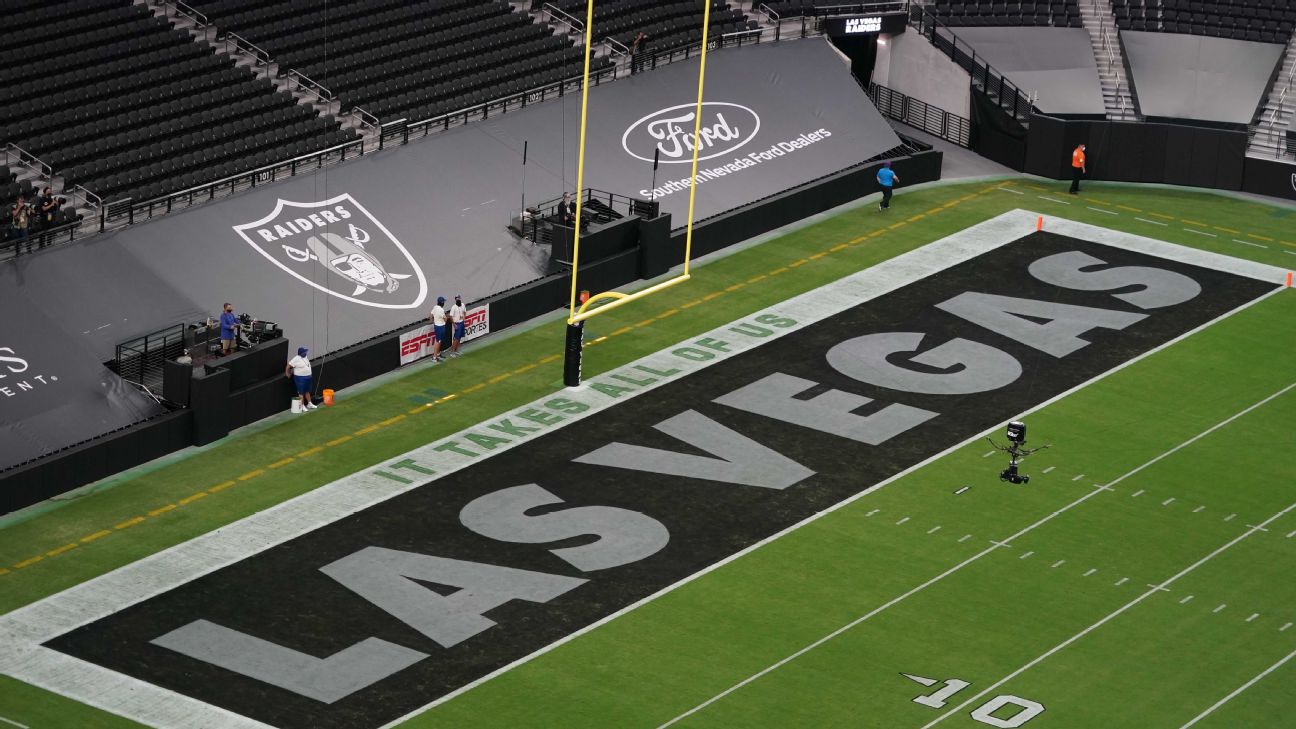 Oakland Raiders running back Bo Jackson running toward the endzone in